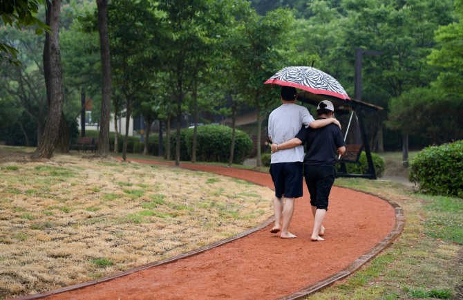 오산시, 맨발 황톳길 재개장. 사진=오산시
