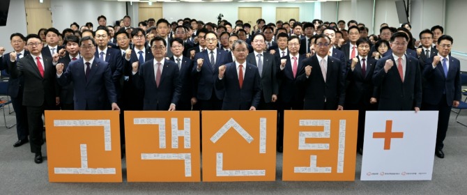 행사에 참석한 한화생명 여승주 대표이사 부회장(사진 좌측 3번째), 한화생명금융서비스 이경근 대표이사(사진 좌측 2번째), 피플라이프 구도교 대표이사(사진 좌측 4번째), 한화라이프랩 고병구 대표이사(사진 좌측 5번째), IFC 박상호 대표(사진 좌측 1번째)가 기념촬영을 하고 있다. 사진=한화생명 제공.