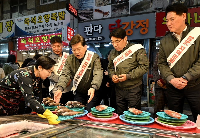 빈대인(가운데) BNK금융지주 회장, 방성빈(가운데 오른쪽) 부산은행장, 김태한 경남은행장 내정자가 14일 부산광역시 진구 ‘부전시장’에 방문해 시장을 둘러보고 있다. 사진=BNK금융