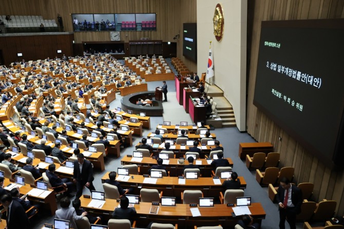 박희승 더불어민주당 의원이 13일 서울 여의도 국회 본회의장에서 상법 일부개정법률안에 대한 제안설명을 하고 있다. 사진=연합뉴스