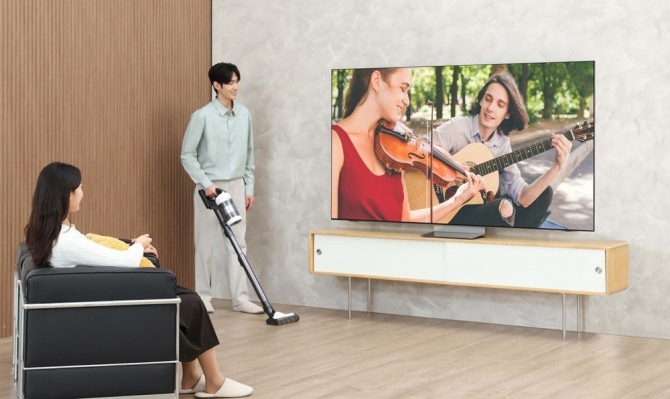 삼성전자 모델이 2025년형 AI TV 신제품 'Neo QLED 8K(85QNF990)'를 시청하고 있다. 사진=삼성전자