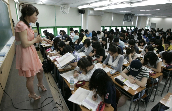 지난 2090년 서울 소재 영어학원에서 수강생들이 수업을 듣고 있다. 사진=로이터 