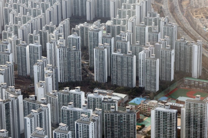 토지거래허가구역(토허제) 해제 이후 강남 3구(강남·서초·송파구)의 아파트 매매가격이 부동산 시장이 활황이던 2018년 이래 최대 상승폭을 나타냈다. 한국부동산원이 지난 13일 발표한 '3월 둘째 주(10일 기준) 전국 주간 아파트가격 동향'에 따르면 송파구는 잠실동 위주로 가격이 급등하며 전주 대비 0.72% 상승했다. 이는 2018년 2월 첫째 주(0.76% 상승) 이후 7년 1개월 만에 최대 상승폭이다. 강남구와 서초구는 각각 0.69%, 0.62% 상승했다. 사진=연합뉴스