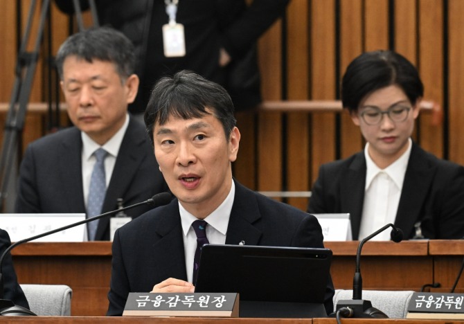 이복현 금융감독원 원장이 18일 서울 여의도 국회 정무위원회에서 열린 홈플러스·MBK 파트너스 및 삼부토건 관련 긴급 현안질의에서 의원 질의에 답변하고 있다. 사진=연합뉴스