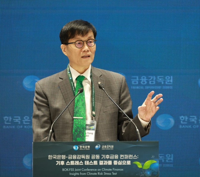 이창용 한국은행 총재가 18일 오전 서울 중구 한국은행에서 열린 '한국은행-금융감독원 공동 기후금융 콘퍼런스'에 참석해 환영사를 하고 있다. 사진=한국은행