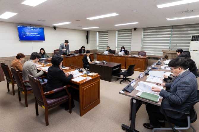18일 의회 제4상임위원회 회의실에서 열린 ‘제295회 임시회 폐회중 의회운영위원회’ 중 한 장면. 사진=안산시의회