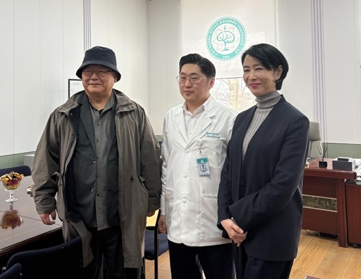 몽골 국립정신병원을 방문한 김상엽 온병원 행동발달증진센터 센터장(사진 왼쪽)이 몽골 국립정신병원 병원장(가운데), 필굿 임유하 대표(오른쪽)가 기념촬영을 하고 있다. 사진=온병원