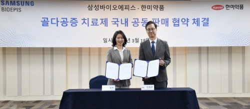 왼쪽부터 김경아 삼성바이오에피스 사장과 박재현 한미약품 사장이 공동 판매 협약을 체결하고 기념사진을 촬영하고 있다. 사진=한미약품