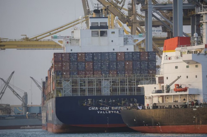 2025년 2월 11일 세네갈 다카르 항구에서 컨테이너선 CMA CGM 에펠이 보인다. 사진=로이터