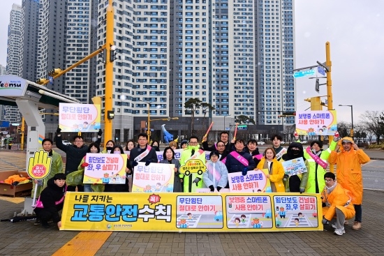 지난 18일 이재호 인천 연수구청장(가운데)이 주민자치회원들과 함께 교통 캠페인을 진행한 후 단체 촬영을 하고 있다. 사진=인천 연수구