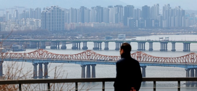 박상우 국토교통부(이하 국토부) 장관과 오세훈 서울시장은 19일 오전 정부서울청사에서 ‘주택시장 안정화 방안’을 발표하며 강남 3구(강남·서초·송파)와 용산구 전체에 대해 토지거래허가구역을 확대 지정하겠다고 밝혔다. 서울 시내 아파트 밀집 전경. 사진=뉴시스