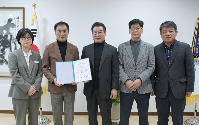 지난 18일 정장선 평택시장(왼쪽 세번째)이 ‘청북가구단지’를 제1호 상점가로 지정하고 기념촬영을 하고 있다. 사진=평택시