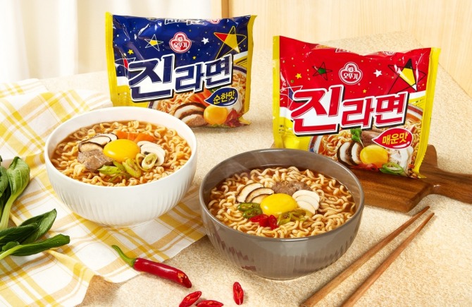 국내 2위의 라염업체 오뚜기가 원재료 가격 상승 등을 이유로 '진라면' 등 16개 라면의 출고가를  7.5% 인상한다. 사진은 진라면 .사진=오뚜기