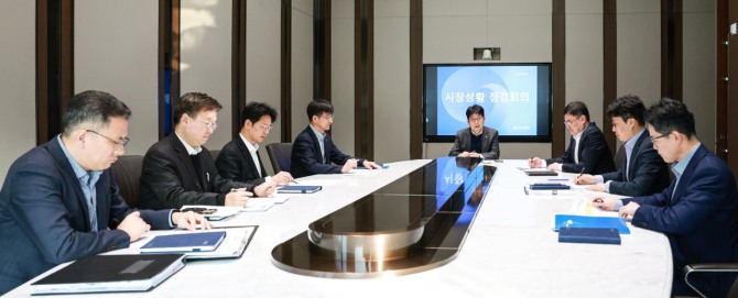 20일 서울 중구 한국은행 본관에서 유상대 한국은행 부총재가 '시장상황 점검회의'를 주재하고 있다. 사진=한국은행