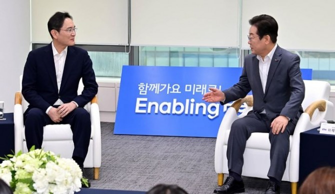 재용 삼성전자 회장(왼쪽)과 이재명 민주당 대표(오른쪽)가 20일 서울 역삼 삼성 청년 SW 아카데미에서 만나 환담을 나누고 있다. 사진=뉴시스