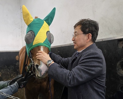 출전마를 살펴보고 있는 이종훈 마주. 사진=렛츠런파크 부산경남