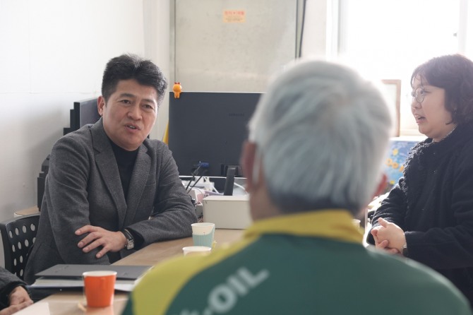 김정헌 중구청장, 주유소 현장 방문 모습. 사진=중구청