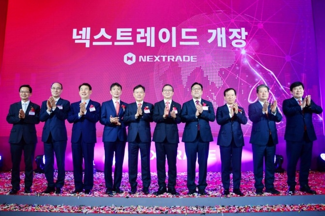 국내 최초 대체거래소(ATS)인 넥스트레이드(NXT)가 운영을 시작한 지난 4일 서울 여의도 금융투자협회 로비에서 열린 개장식에서 참석자들이 기념촬영을 하고 있다. 왼쪽부터 최호권 영등포구청장, 이순호 한국예탁결제원 사장, 정은보 한국거래소 이사장, 이복현 금융감독원장, 윤한홍 국회 정무위원장, 김학수 넥스트레이드 대표, 김병환 금융위원장, 서유석 금융투자협회장, 김정각 한국증권금융 사장, 윤창현 코스콤 대표. 사진=넥스트트레이드