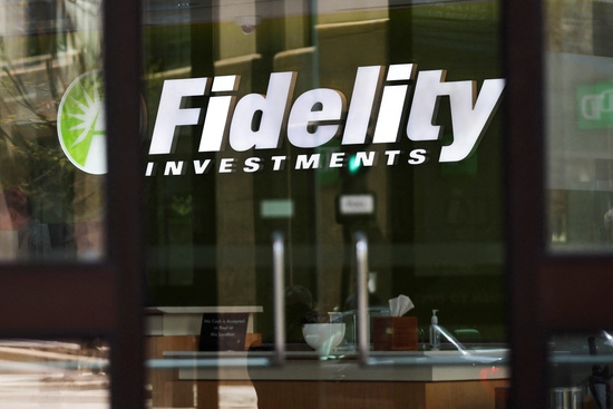 미국 매사추세츠주 보스턴에 있는 피델리티 인베스트먼트(Fidelity Investments) 사무실 표지판.