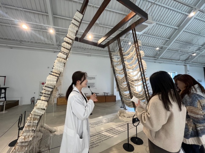 시몬스테라스에서 설치작품에 대해 설명하는 큐레이터/사진=이정경 기자