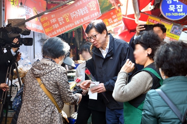 박형준 부산시장이 전통시장 활성화 지원사업을 위해 24일 당감골목시장 현장방문을 하고 있다. 사진=부산시