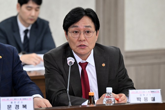 지난 24일 박용철 군수는 인천시청에서 열린 군수·구청장 정책회의에 참석해 농어촌 및 인구소멸 지역으로서 강화군이 겪는 어려움을 강조하며, 인천시의 전폭적인 지원을 거듭 요청했다. 특히 인천시 타 군․구와 차별 없는 적극적인 지원을 강조했다.          사진=강화군