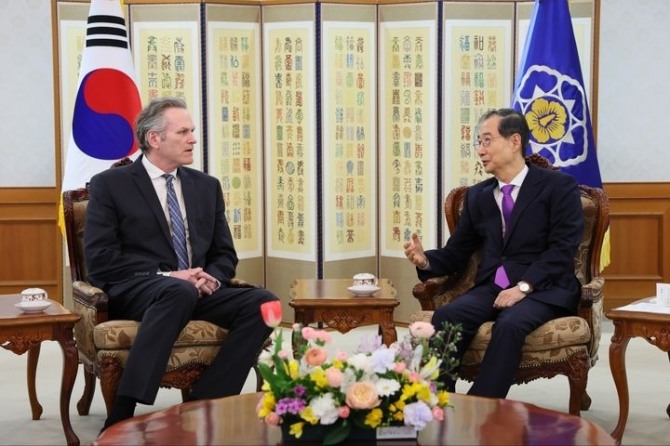 한덕수 대통령 권한대행 국무총리(오른쪽)가 25일 오후 마이크 던리비 미국 알래스카 주지사를 접견했다. 사진=뉴시스