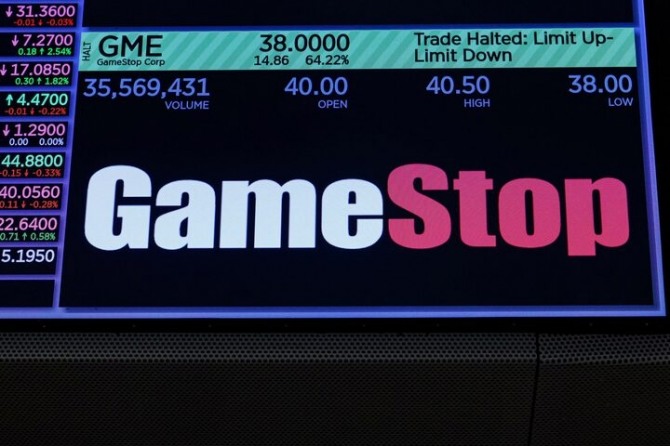 2024년 6월 3일, 미국 뉴욕시 뉴욕증권거래소(NYSE) 바닥에 있는 게임스탑의 주식 거래 정보를 보여주는 화면. 사진=로이터