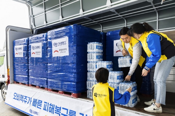 26일 오비맥주가 경상도 산불 피해 지역에 생수 2만4000여병을 긴급 지원한다.  /사진=오비맥주