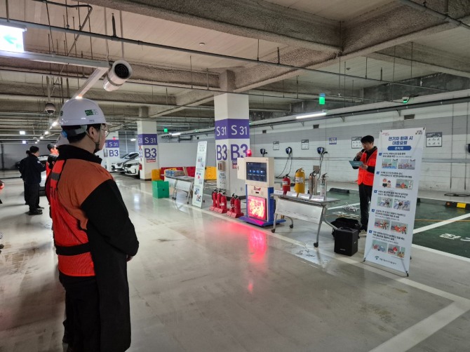 지난 20일 서울시농수산식품공사와 송파소방서가 2025년 가락시장 전기차 화재 대비 합동훈련을 하고 있다. 사진=서울시농수산식품공사