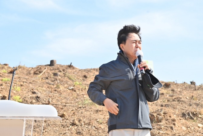 김태흠 충남도지사(사진)가 28일 열린 식목 행사에서 수십년간 가꿔온 산림을 지키는데 도민 모두가 관심을 갖고 동참해 줄 것을 강조했다.  사진=충남도청