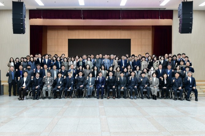 이민근 안산시장(맨 앞줄 가운데)이 지난 28일 주민 건의사항 추진상황 보고회에 참석한 부서장들과 건의사항의 신속한 이행을 다짐하며 기념 촬영을 하고 있다. 사진=안산시