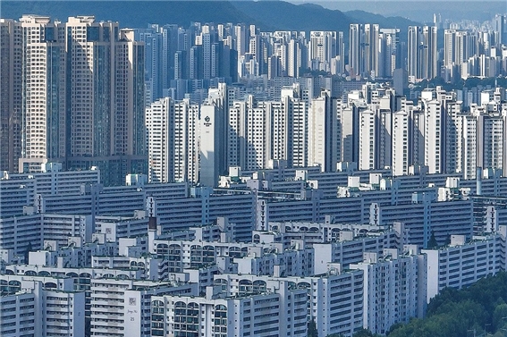 다음달 전국 분양예정 물량이 27개 단지, 총 2만3730가구(일반분양 1만2598가구)로 지난해 같은 기간보다 10%가량 줄어든다.서울시내 아파트 모습. 사진=연합뉴스