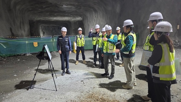 건설현장 안전점검 중인 BPA 송상근 사장(사진 가운데). 사진=부산항만공사