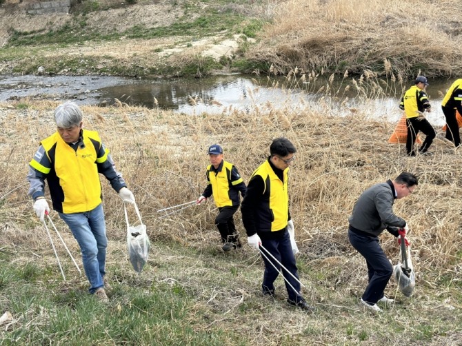 오비맥주 청주공장이 ‘세계 물의 날’을 맞아 지난 28일 청주시 서원구 외천천 일대에서 서원구와 하천 정화 활동을 실시했다. 사진=오비맥주