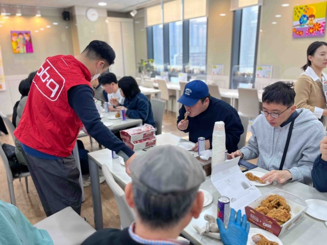 제너시스BBQ 그룹이 지난 28일 경기도 용인에 위치한 ‘수지장애인복지관'을 방문해 200인분의 치킨 세트를 전달했다. 사진=BBQ