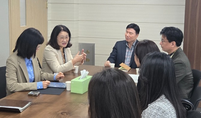 지난 달 25일 경기도의회 교육기획위원회 신미숙 의원(왼쪽 두번째)이 동탄2-1중학군 학교에 방문해 교육 현안에 대해 청취하고 있다. 사진=경기도의회