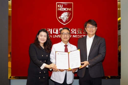 고려대 의료원산학협력단과 비엑스플랜트가 바이오헬스케어 분야 연구고도화를 위한 업무협약을 체결했다. 왼쪽부터 김희선 비엑스플랜트 대표이사와 김학준 의료원 산학협력단장, 조민근 비엑스플랜트 대표이사가 기념촬영을 하고 있다. 사진=고대의료원