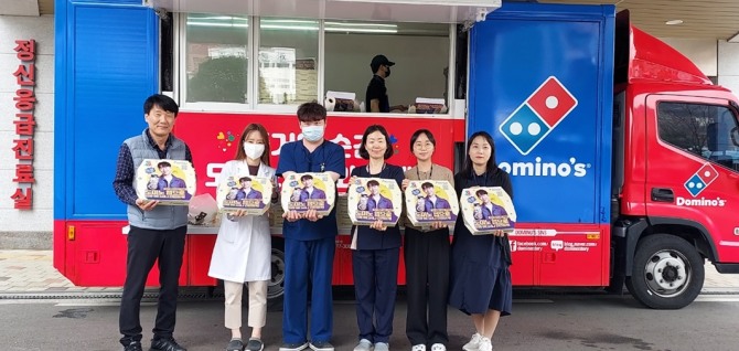 도미노피자, ‘국립정신건강센터에 파티카로 피자 전달’  /사진=도미노피자