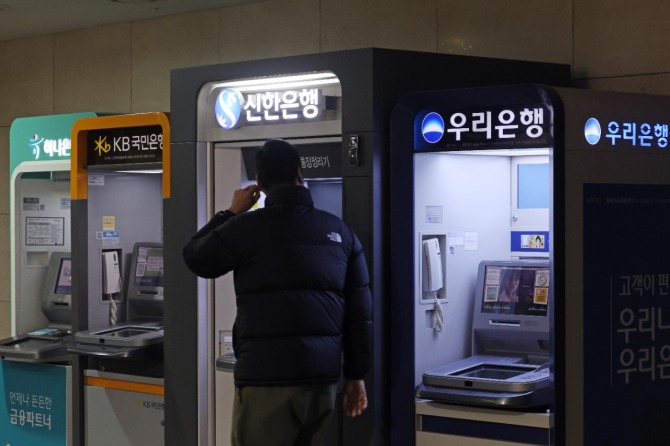 은행권이 대출 문턱을 높이는 모양새다. 사진=연합뉴스.