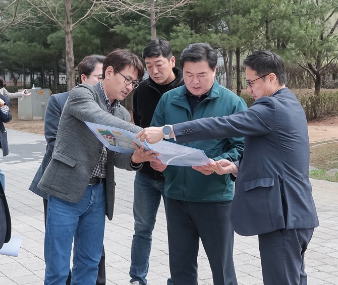 지난 3일 임병택 시흥시장(가운데)이 시민과 함께 소통하는 현장 중심 행보를 본격적으로 시작했다. 사진=시흥시