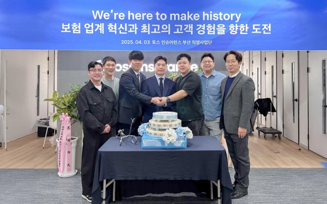 토스인슈어런스 관계자들이 기념 촬영을 하고 있다. 사진=토스인슈어런스 제공.