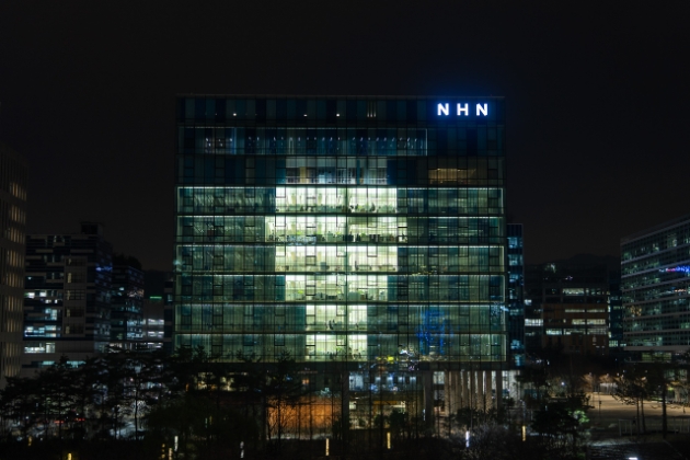 지난 2일 엔에이치엔은 ‘제18회 세계 자폐인의 날’을 맞아, 판교 플레이뮤지엄 사옥 외벽에 초대형 전구 형태의 푸른 불빛을 비추는 ‘블루라이트 캠페인’에 참여했다. 이미지=NHN