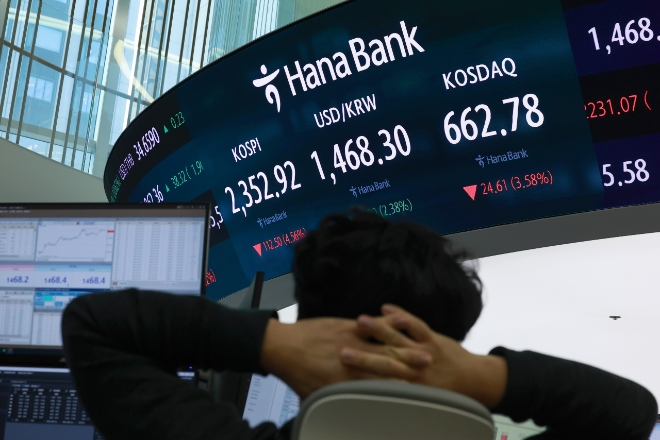 7일 서울 중구 하나은행 본점 딜링룸에서 딜러들이 업무를 보고 있다. 사진=연합뉴스 