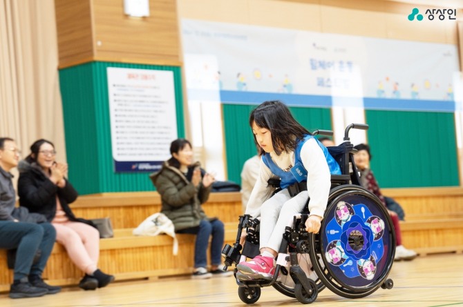 한 아동이 경기도 성남시에 소재한 야탑유스센터에서 휠체어 운동에 참여하고 있다. 사진=상상인그룹 제공.