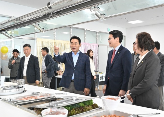 백영현 포천시장이 지난 7일 시청 내 새롭게 조성된 구내식당을 둘러보고 있다. 사진=포천시