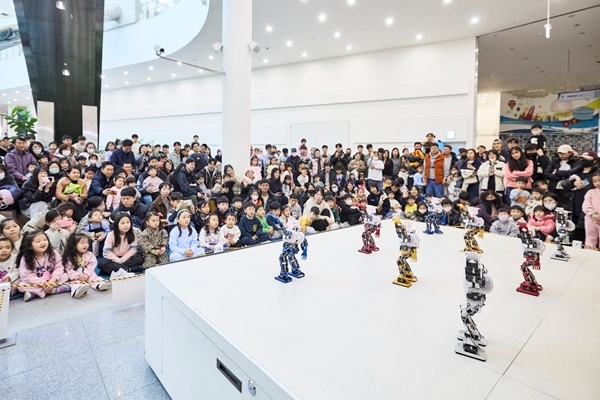 로봇댄스_관람 모습. 사진=국립부산과학관