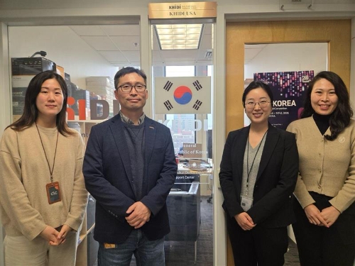 뉴로핏과 한국보건산업진흥원 미국지사 관계자들이 C&D 인큐베이션 오피스 입주 관련 기념 사진을 촬영하고 있는 모습. (왼쪽부터) 한국보건산업진흥원 미국지사 권민지 연구원, 박순만 미국지사장, 이혜신 뉴로핏 사업개발팀 매니저, 김진아 미국지사 연구원. 사진=뉴로핏