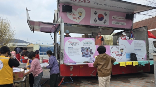 지난달 27일 안동시 길안중학교 대피소 식사지원 모습. 사진=자생한방병원