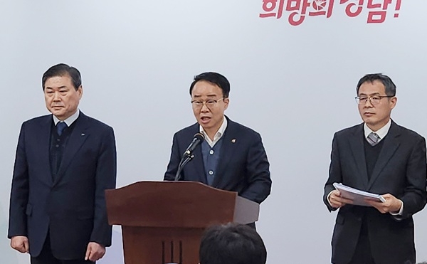 지난 달 17일 박성호 청장(가운데)이 웅동1지구 개발사업 정상화에 대해 브리핑하고 있다. 사진=부산진해경제자유구역청